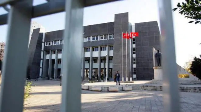 Antalya Adalet Sarayı binası uzaktan görünüyor. 