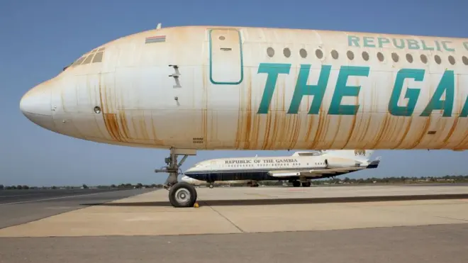 Des avions personnels du président Yahya Jammeh sur le tarmac de l'aéroport Yundum.