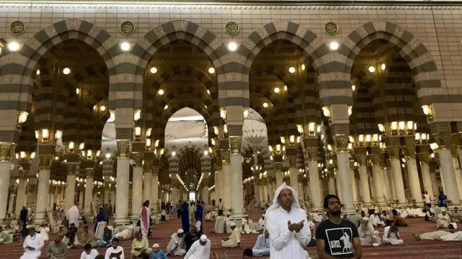 Mọṣalaṣi nla ti o kun fun arọba nla baba itan