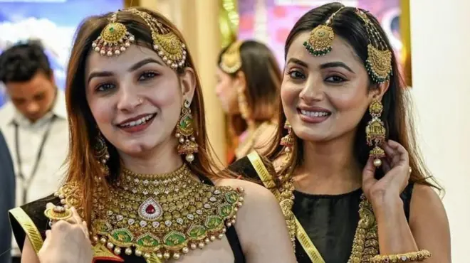 सोने घातलेल्या महिला (प्रातिनिधिक फोटो)