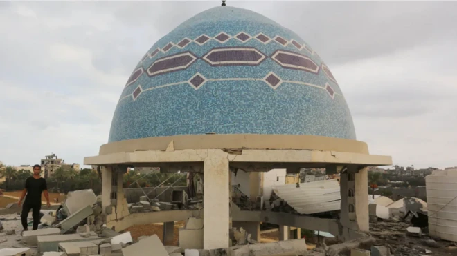 المسجد الذي تعرض لغارة جوية في دير البلح بغزة.