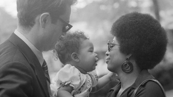 A pequena Rebecca no colo dos pais, Alice Walker e Melvyn Leventhal