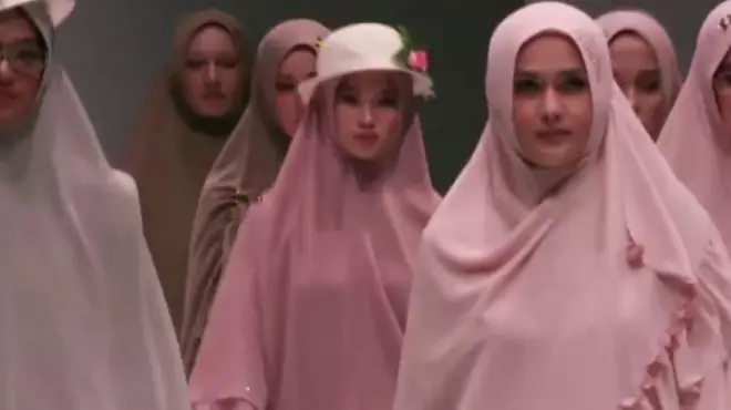 انڈنیشیا کی خاتون گٹارسٹ کا کہنا ہے کہ حجاب ان کے شوق میں رکاوٹ نہیں ہے۔