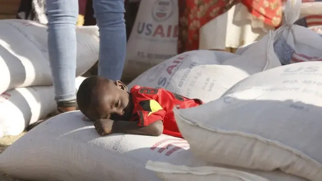 Umwana ari ku mufuka w'indya muri Tigay