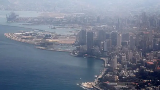 مشهد جوي ملتقط من نافذة طائرة يظهر العاصمة اللبنانية بيروت، بعد يوم من تفجير أجهزة يستخدمها حزب الله في جنوب لبنان، 19 سبتمبر/أيلول 2024.