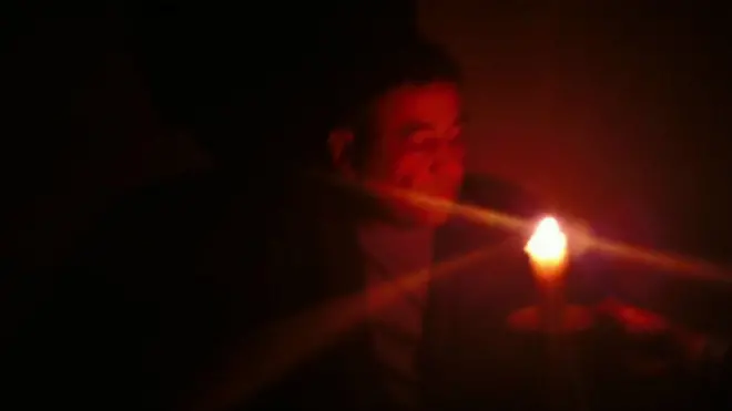 Электр йўқлиги учун уйида чироқ ёқиб ўтирган бухоролик эркак