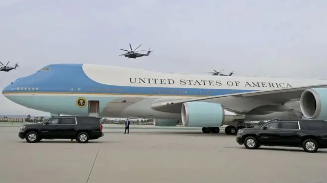 Indege ya Air Force one irerura umukuru w'igihugu ca Amerika Joe Biden.