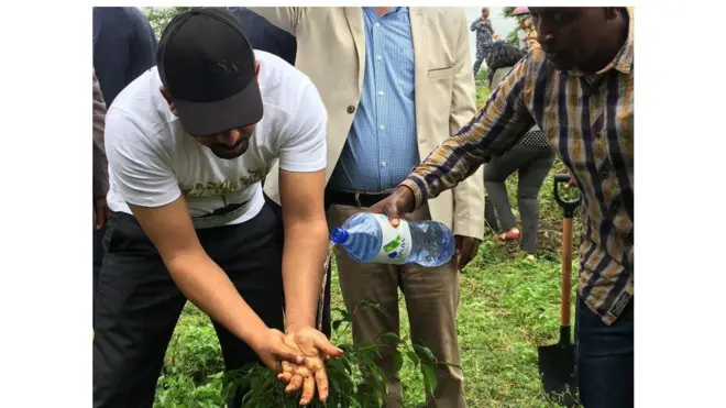 Abiy Ahmed oo geed beeraya