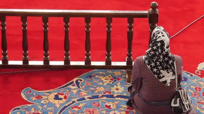 امرأة مسلمة داخل أحد المساجد في اسطنبول