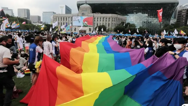 서울퀴어문화축제를 찾은 사람들은 성적 다양성을 상징하는 무지개색 깃발, 마스크, 망토 등 다양한 소품을 갖고 행사에 참여했다
