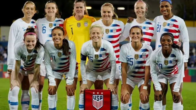 El equipo de fútbol femenino de Estados Unidos exige que se les pague igual salario que a los hombres.