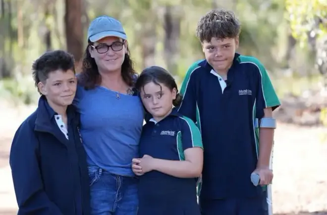 Joanna, con sus hijos luego del rescate