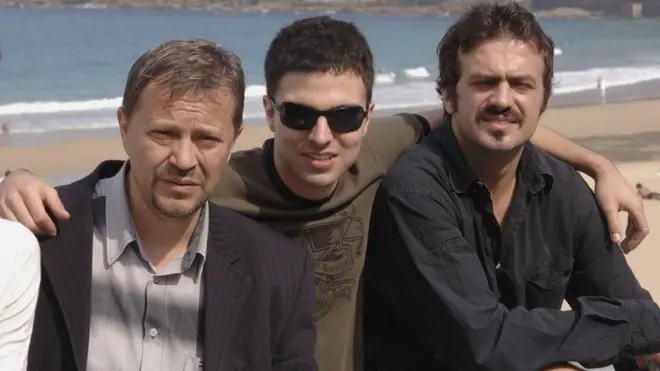 Трифуновић (десно), у друштву босанског глумца Емира Хаџихафизбеговића (лево) који се такође политички ангажовао, и хрватског глумца Тонија Гојановића (у средини)