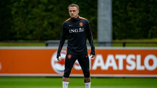 Galatasaray futbolcusu Noa Lang, Hollanda milli takımıyla antrenman yapıyor.