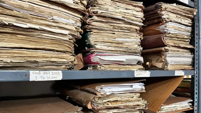 इलाहाबाद हाई कोर्ट के एक वकील के दफ़्तर में रखी पुरानी फ़ाइलें 
