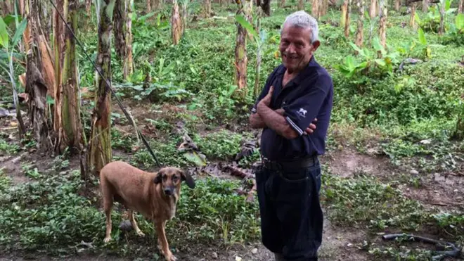 Aníbal Nuñez con uno de sus perros.