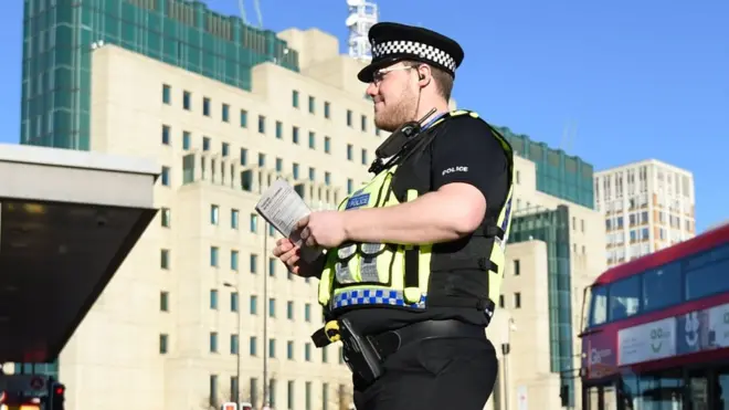 軍情六處總部外警察巡邏