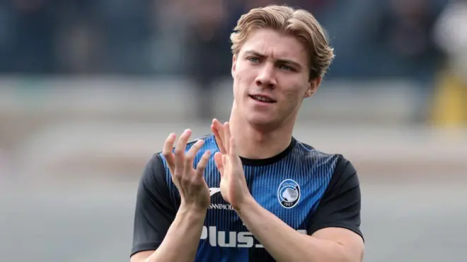 راسموس هویلوند از پارسال که به تیم ملی دانمارک دعوت شد به تعداد بازیهای ملیاش (۶) گل زده است