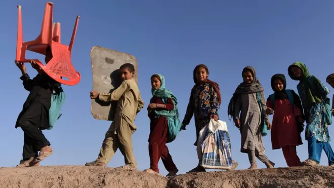 رپورٹ میں شائع کی گئی تحقیق کے مطابق ملک میں سات سے سترہ سال عمر کے 37 لاکھ یعنی تقریباً 44 فیصد بچے سکول نہیں جاتے۔