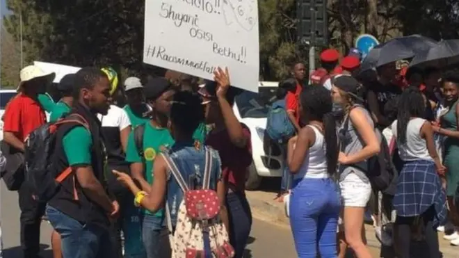 Une manifestation pour l'autorisation des cheveux "au naturel" dans un lycée de Pretoria.
