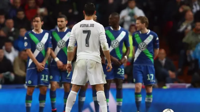 رونالڈو ولفسفرڈ کے خلاف میچ میں فری کیک کے لیے تیاری کرتے ہوئے۔