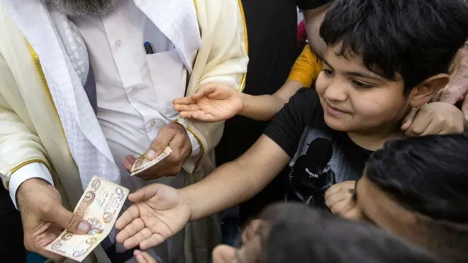 طفل يتلقى عيديّة.