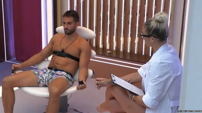 участник телешоу "Остров любви" с психологом