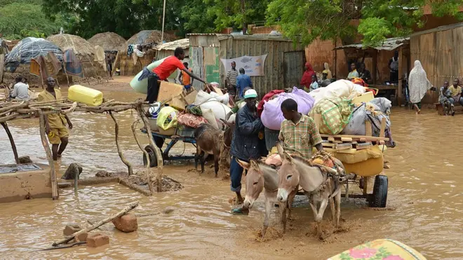 Des résidents d'un quartier inondé de Niamey évacuent leurs bagages