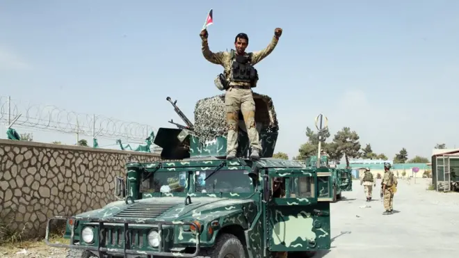 نیروهای امنیتی پس از روز درگیری خانه به خانه، ستیزه جویان طالبان از شهر استراتژیک قندوز بیرون برانند