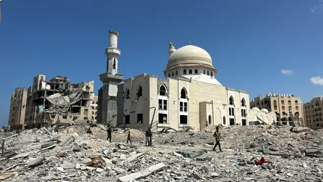 İsrail ordusunun çekildiği Han Yunus'tan geriye moloz yığınları ve enkaz kaldı.