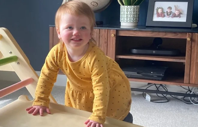 Opal Sandy evinin salonunda oynuyor