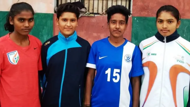 ममता, काजल, निशा और गायत्री (बाएं से)