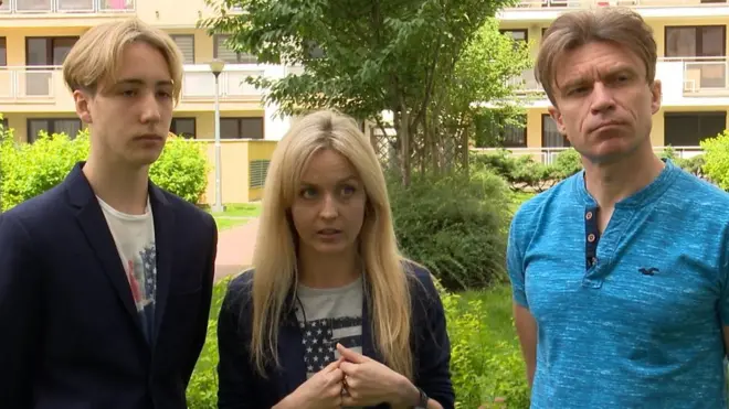 Сотни украинских семей, спасаясь от войны, выехали из Донбасса в Польшу.