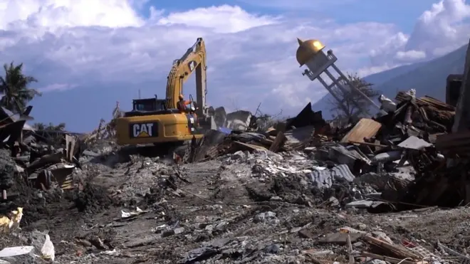 После землетрясения на город Палу обрушилось цунами.