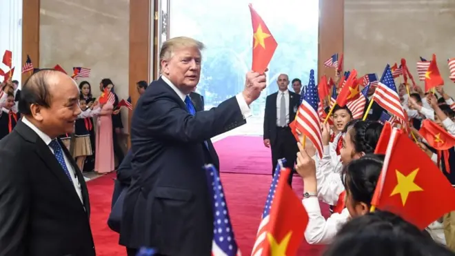 TT Trump vẫn lá cờ đỏ sao vàng hôm đến Hà Nội 27/02/2019