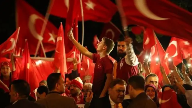 Puluhan ribu warga Turki memperingati setahun upaya kudeta Turki pada 2017 lalu.