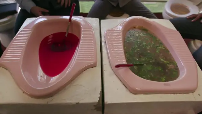 Le restaurant des toilettes en Indonésie