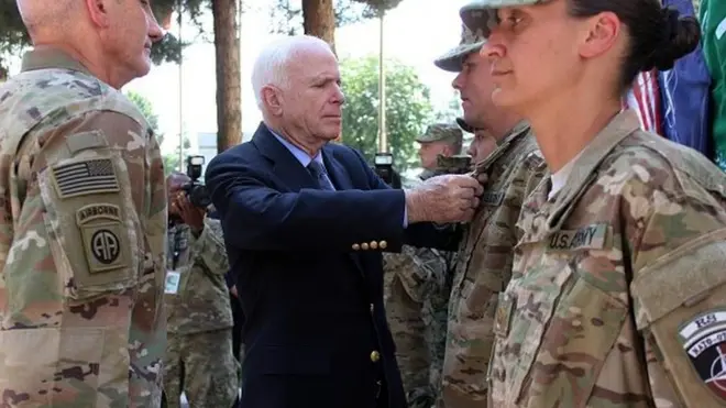 جان مکېن افغانستان کې له امریکايي ځواکونو سره.