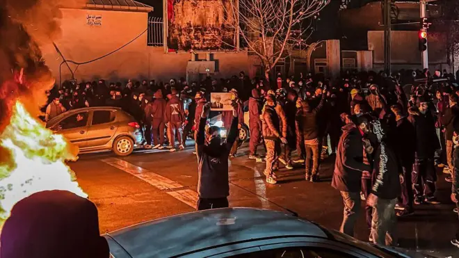 Irańczycy gromadzą się, blokując ulicę podczas protestu w Teheranie, 9 stycznia 2026 roku