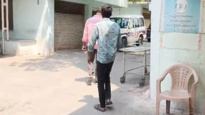 ஹைதராபாத் புறநகர் பகுதியில் உள்ள போச்சாரம் ஐடி காரிடார் காவல் நிலையத்தில் இந்தச் சம்பவம் தொடர்பாக வழக்குப் பதிவு செய்யப்பட்டுள்ளது.