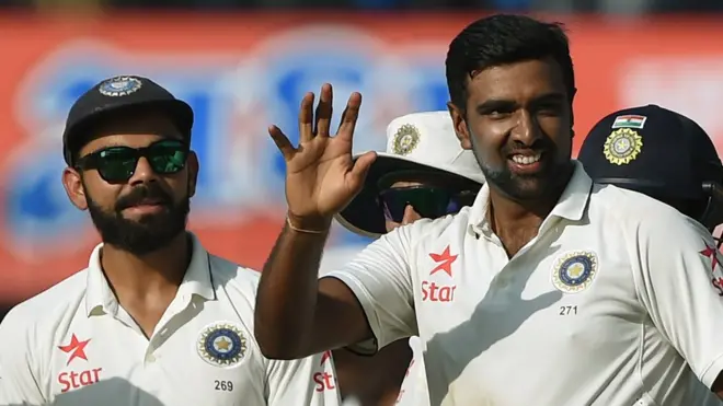 دوسری اننگز میں اب تک رویندرا جدیجا اور ایشون دو، دو وکٹیں حاصل کر کے نمایاں بولر رہے ہیں