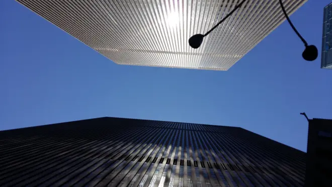 Dos edificios vistos desde abajo