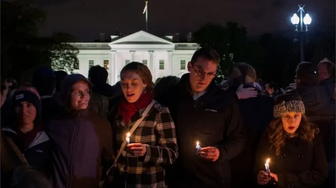 أشخاص يحملون الشموع