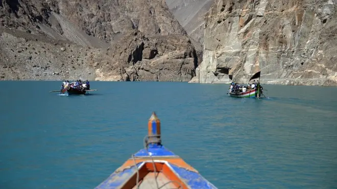 بیرونِ ملک سے پاکستان کی سیاحت کے لیے آنے والے سیاحوں کے لیے سب سے بڑا مسئلہ پاکستان کی جانب سے ویزوں کے اجرا میں تامل ہے