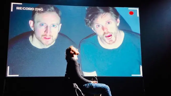 Джеймс Марлоу и Оливер Беннетт в спектакле "Увидеть Солсбери"