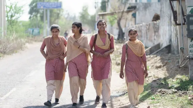 (من اليسار) شيواني ومونو وميناكشي وبريانكا صديقات منذ الطفولة