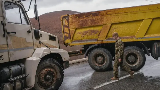 Конфликт вокруг автомобильных номеров идет по второму кругу и пока что миротворцы из сил ООН могут лишь констатировать наличие баррикад на дорогах
