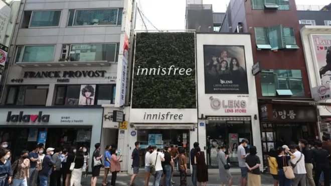 이번 개편으로 유흥시설, 노래연습장, 식당, 카페 등에 대한 운영규제도 최소화된다