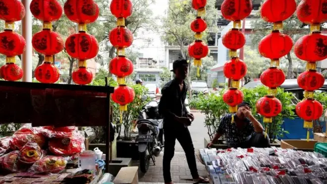 雅加達一家商店為中國春節裝飾店面