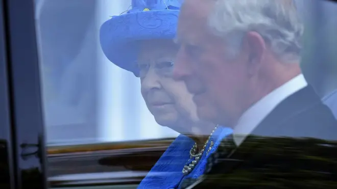 สมเด็จพระราชินีนาถเอลิซาเบธที่ 2 และ เจ้าฟ้าชายชาร์ลส์ แห่งราชวงศ์อังกฤษ